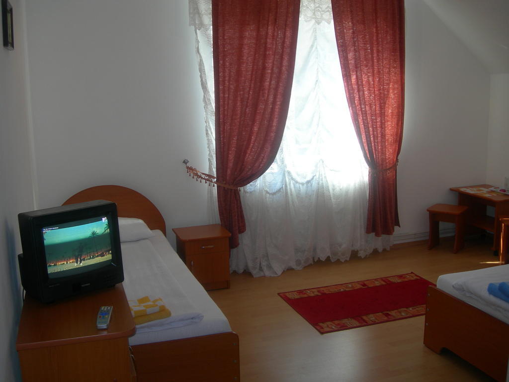 Pensiunea Claudiu Caransebeş Buitenkant foto
