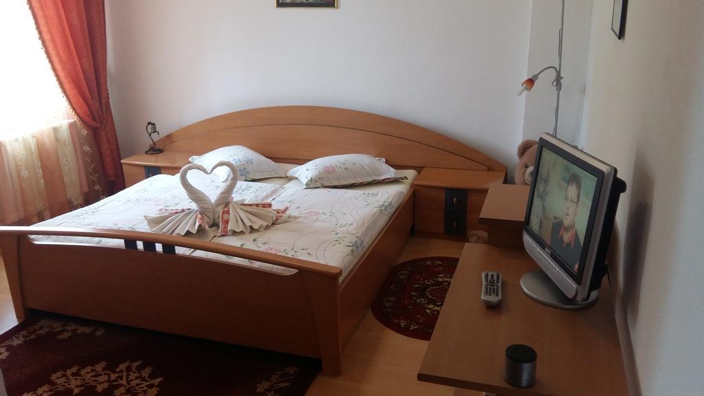 Pensiunea Claudiu Caransebeş Buitenkant foto