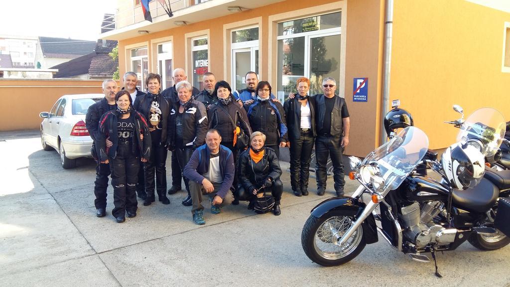 Pensiunea Claudiu Caransebeş Buitenkant foto