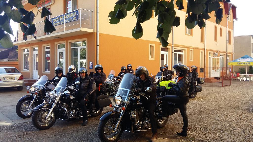 Pensiunea Claudiu Caransebeş Buitenkant foto